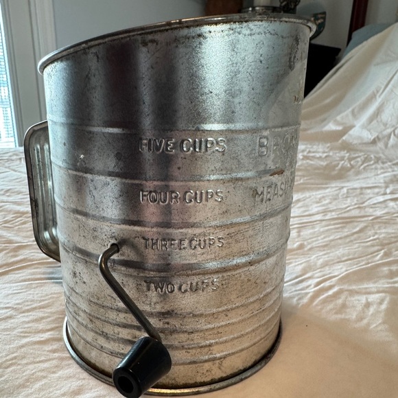 Bromwell’s vintage 5 cup hand sifter - Picture 1 of 8